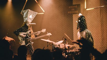 Angine de Poitrine perform live